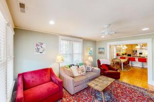 uma sala de estar com um sofá vermelho e uma mesa em Historic District Delight em Wilmington
