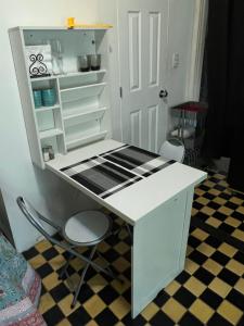 - un bureau blanc avec une chaise dans la chambre dans l'établissement Design District Wynwood Studio, à Miami