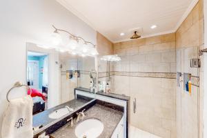 Un baño con dos lavabos y un espejo grande. en Historic District Delight, en Wilmington 42 fotos más