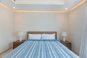 Rúm í herbergi á Ocean One Roatan