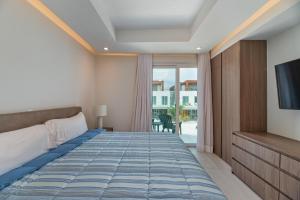Rúm í herbergi á Ocean One Roatan