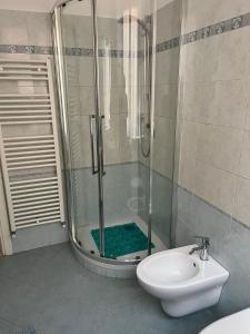 a bathroom with a shower with a toilet and a sink at Appartamento in centro in Genova
