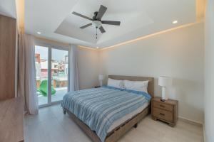 Rúm í herbergi á Ocean One Roatan