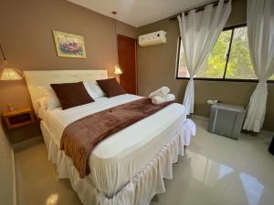 um quarto com uma cama grande num quarto em La Casablanca Tayrona House em Calabazo