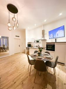 a kitchen and dining room with a table and chairs at Ferienwohnung Strandläufer in Wilhelmshaven