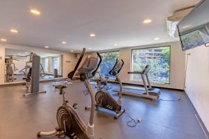 a gym with several treadmills and elliptical machines at Moderno y Estiloso Excelente Ubicación, Las Condes in Santiago