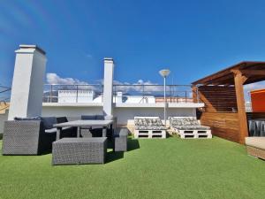 Foto dalla galleria di Penthouse with private pool, hot tub jacuzzi with sea views and chill-out zone, close to the sea a Marbella