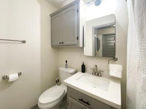 Koupelna v ubytování Quiet 2BR 2BA, Laundry, Wi-Fi, Near Shops & Restos