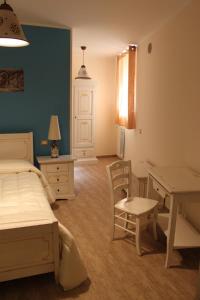 - une chambre avec un lit, une table et des chaises dans l'établissement Locanda Del Drago, à Monreale