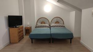 A bed or beds in a room at Adosado con jardín y patio interior en Mar Menor