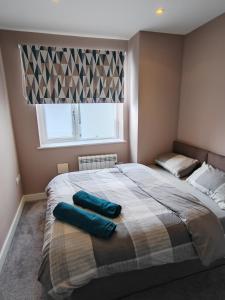 Posteľ alebo postele v izbe v ubytovaní Central Huddersfield Apartment