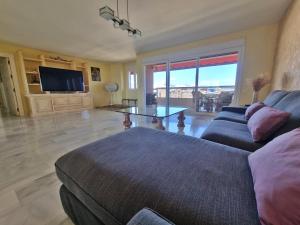 TV o dispositivi per l'intrattenimento presso Penthouse with private pool, hot tub jacuzzi with sea views and chill-out zone, close to the sea