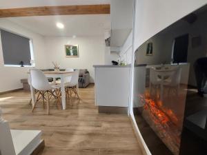 eine Küche und ein Esszimmer mit einem Kamin in einem Zimmer in der Unterkunft ARODRI SELLA in Ribadesella