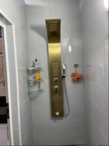 un bagno con telecomando sul muro di Appartement chems a Oualidia