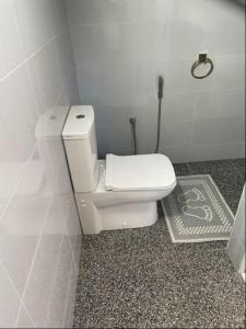 ein Badezimmer mit einem weißen WC in einer Kabine in der Unterkunft Appartement chems in Oualidia