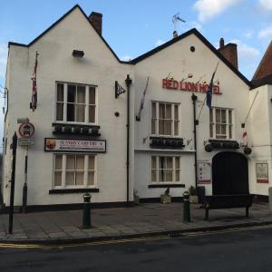 un edificio bianco all'angolo di una strada di The Atherstone Red Lion Hotel ad Atherstone