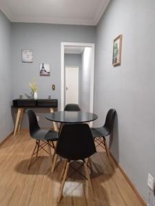 a dining room with a table and chairs at Apartamento encantador in Belo Horizonte