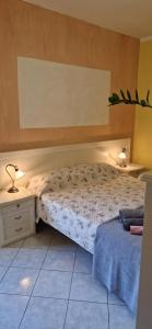 1 dormitorio con 1 cama, 2 mesitas de noche y 2 lámparas en Casa Carda di Lai Loretta, en Castel Focognano