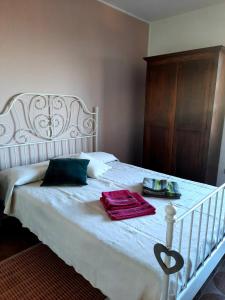 um quarto com uma cama branca e uma bandeja em La Casa del Sole em Sassofortino