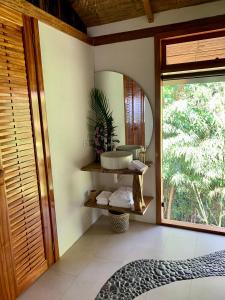uma casa de banho com um lavatório e um espelho em Wild Wasi Lodge - Adventures - Guided Tours em Puyo
