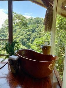 普悠的住宿－Wild Wasi Lodge - Adventures - Guided Tours，窗户客房内的大型木制浴缸