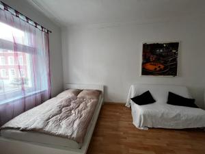 1 dormitorio con 2 camas y ventana en Altstadtperle-Herz der Altstadt, en Kaiserslautern