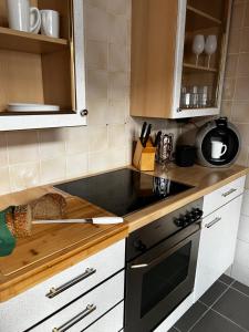 eine Küche mit weißen Schränken und einem schwarzen Backofen in der Unterkunft Altstadtperle-Herz der Altstadt in Kaiserslautern