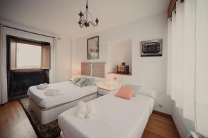 een slaapkamer met 2 bedden en een raam bij Santaia en Casal de Calma in O Pedrouzo