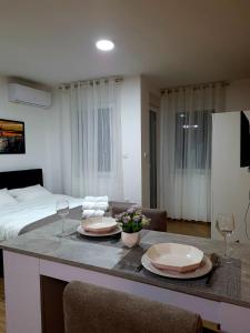 Televisyen dan/atau pusat hiburan di Stella Apartman Ruma