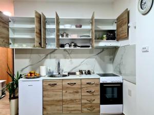Kuchyň nebo kuchyňský kout v ubytování Stella Apartman Ruma + 8 fotografií