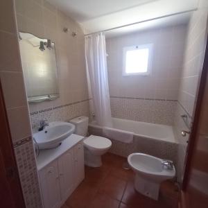 ラ・アソイアにあるLa Azohía - El Pinar de San Ginésのバスルーム(洗面台、トイレ、バスタブ付)