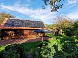 AleChatki Roztocze في Huta Lubycka: منزل على السطح مع لوحات شمسية