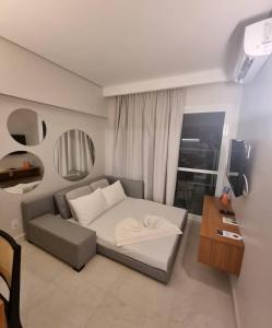 ein kleines Schlafzimmer mit einem Bett und einem Tisch in der Unterkunft Salinas Exclusive Resort in Salinópolis