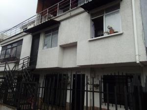 una casa con un perro en una ventana en Cómodo apartamento Piso #202 en Dosquebradas