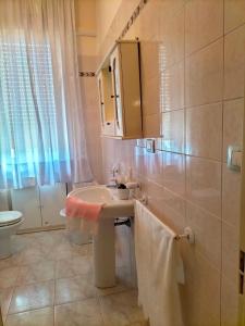 y baño con lavabo y aseo. en B&B Rosa dei Venti, en Sorso