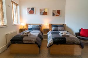 two beds sitting next to each other in a bedroom at Hawkesmoor House in London