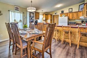 uma cozinha e sala de jantar com uma mesa de madeira e cadeiras em Indian Lake Vacation Rental 1 Mi to Beach! em Russells Point