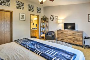una camera con letto e TV a schermo piatto di Indian Lake Vacation Rental 1 Mi to Beach! a Russells Point