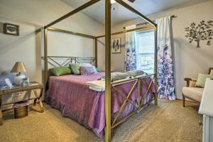 um quarto com uma cama de dossel e um sofá em Indian Lake Vacation Rental 1 Mi to Beach! em Russells Point