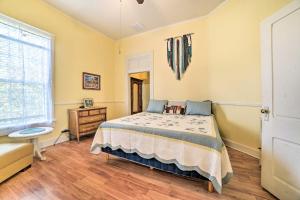 1 dormitorio con 1 cama, vestidor y ventana en Cozy Thomasville Cottage - Walk to Downtown!, en Thomasville