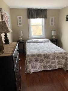 Sagamore Beachにある300 Phillips Road Sagamore Beach - Cape Codのベッドと窓のある寝室