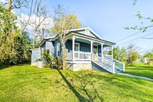 una casa blu con un ampio cortile di Cozy Thomasville Cottage - Walk to Downtown! a Thomasville