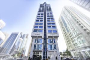un palazzo alto in una città con edifici alti di TRYP by Wyndham Abu Dhabi City Center a Abu Dhabi