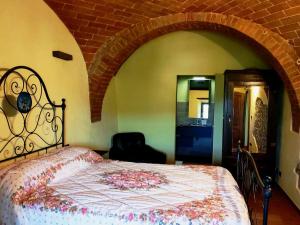 1 dormitorio con cama y pared de ladrillo en L'Oliviera, Pari, en Pari