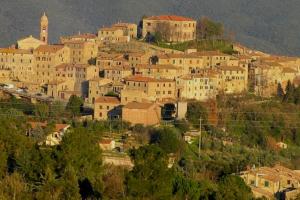una ciudad en la cima de una colina con casas en L'Oliviera, Pari, en Pari