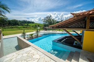 uma imagem de uma piscina numa villa em Hotel Fazenda Filhos do Vento em Cachoeiras de Macacu