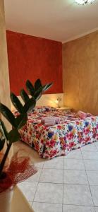 1 dormitorio con 1 cama y una maceta en Casa Carda di Lai Loretta, en Castel Focognano