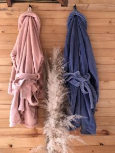tre asciugamani appesi a un muro con fumo che esce di Deluxe Taida Chalet a Villa de Leyva