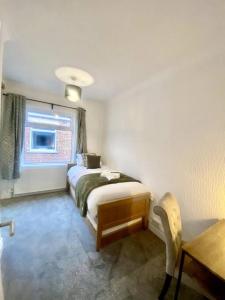 En eller flere senge i et værelse på Private Northumberland Apartment - FREE PARKING