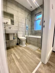 Et badeværelse på Private Northumberland Apartment - FREE PARKING